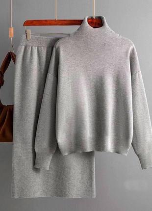 Женский современный базовый стильный трендовый молочный костюм с трикотажу свитер + юбка 20235 фото