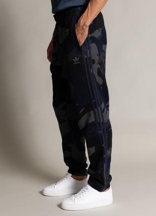 Чоловічі спортивні штани adidas graphics camo