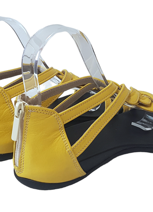 Женские кожаные босоножки на удобной подошве c закрытой пяткой желтого цвета3 фото