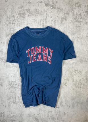 Tommy jeans: блакитна оверсайз футболка з великим родюжевим принтом – виразний стиль!1 фото