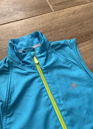 Технологичный жилет от adidas climaproof