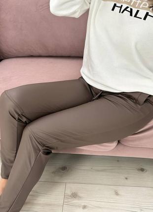 Женские матовые кожаные брюки на флисе утепленные2 фото