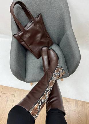 Шоколадні коричневі шкіряні чоботи на низькому ходу+ сумка3 фото