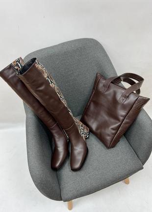 Шоколадні коричневі шкіряні чоботи на низькому ходу+ сумка2 фото