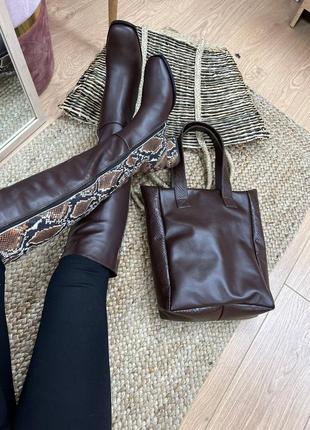 Шоколадні коричневі шкіряні чоботи на низькому ходу+ сумка5 фото