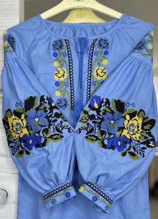 Стильна вишиванка для дівчинки блуза блакитна вишита