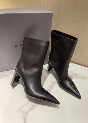 Ботинки на каблуці balenciaga