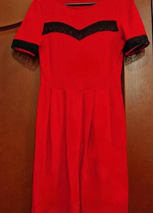 Червона сукня з гіпюром