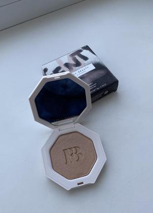 Хайлайтер від fenty beauty у відтінку mo’hunny