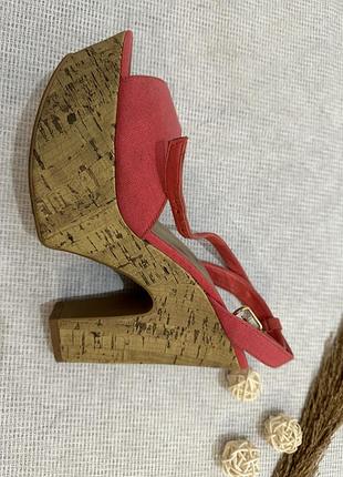 Жіноче стильне взуття