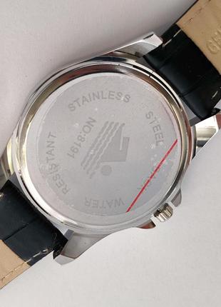 Кварцевые мужские наручные часы серебристого цвета с светлым циферблатом, черный ремешок5 фото