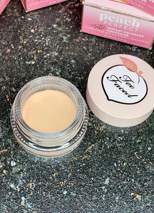 Консилер too faced peach perfect instant coverage concealer (відтінок bisque)