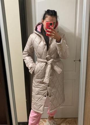 Пальто стеганое с поясом зима теплый бежевый с капюшоном5 фото