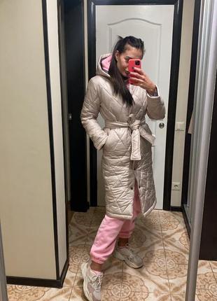 Пальто стеганое с поясом зима теплый бежевый с капюшоном2 фото