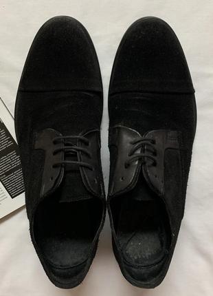 Чорні замшеві туфлі.