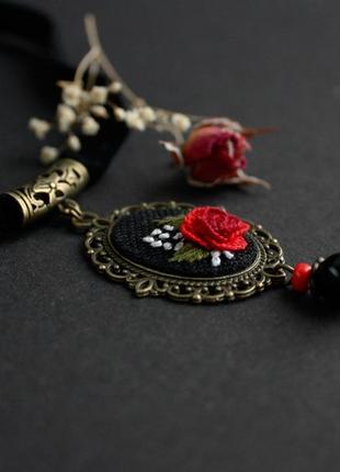 Червоне чорне кольє чокер на оксамитовій стрічці з трояндами з агатом коралом3 фото