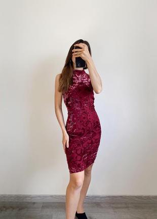 Платье guess бордовое винное бургунди бархатное с напылением мини женская платья1 фото