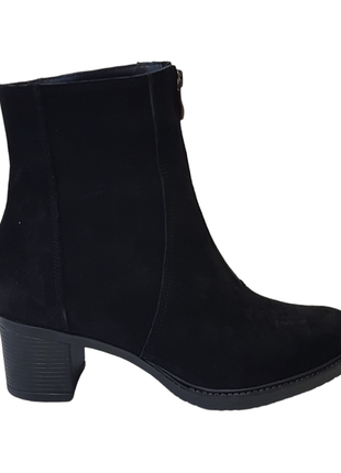 Ботинки женские замшевые на невысоком каблуке черного цвета1 фото