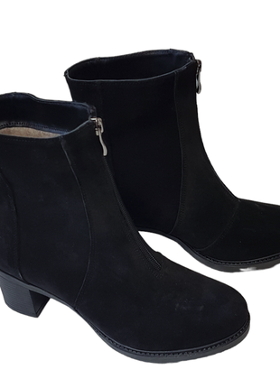 Ботинки женские замшевые на невысоком каблуке черного цвета2 фото