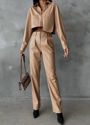Стильний шкіряний костюм утеплений жакет сорочка вкорочена асиметрична х кишенями на ґудзиках штани з високою посадкою широкі кльош модний трендовий6 фото