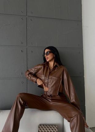 Стильный кожаный костюм утепленный жакет сорочка укороченная асимметричная х карманами на пуговицах брюки с высокой посадкой широкие клеш модный трендовый