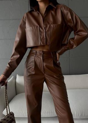 Стильний шкіряний костюм утеплений жакет сорочка вкорочена асиметрична х кишенями на ґудзиках штани з високою посадкою широкі кльош модний трендовий2 фото