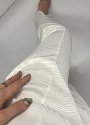 Белые брюки с разрезами снизу в рубчик с высокой посадкой талией6 фото