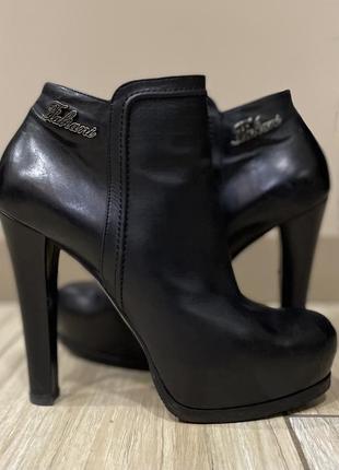Кожаные черные ботинки на каблуке, италия