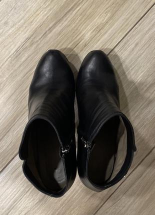 Кожаные черные ботинки на каблуке, италия3 фото