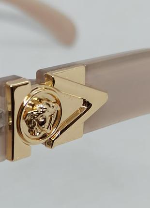 Окуляри в стилі versace жіночі сонцезахисні лісички вузькі бежеві з золотим логотипом10 фото