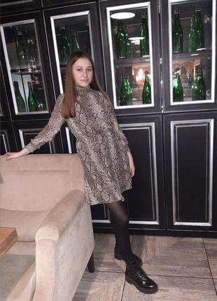 Платье с змеиным принтом