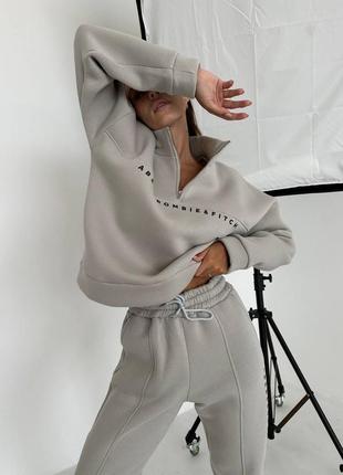 Теплий спортивний костюм на флісі з принтом накатом з худі з коміром на блискавці з штанами з кішенями з строчкою стрілками