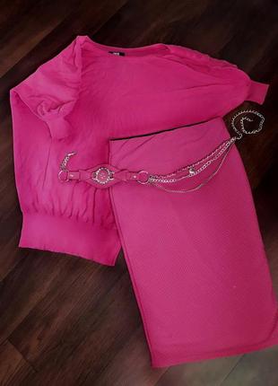 Яскравий  малиновий костюм  з декоративним поясом