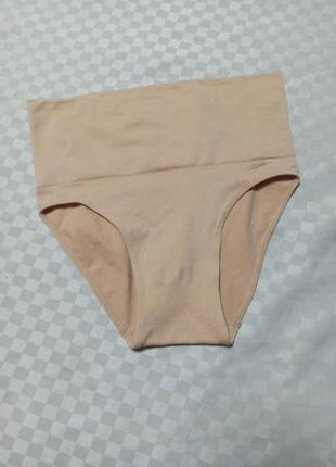 Високі безшовні трусики з утягуючим поясом.