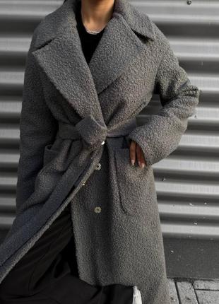 Зимнее теплое пальто с поясом серое