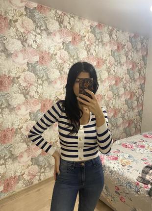 Кофточка в полоску с золотыми пуговицами