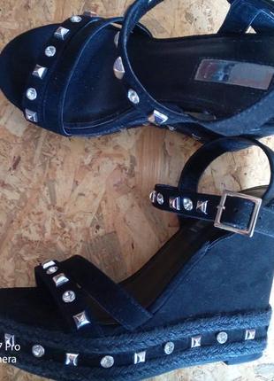 Босоніжки чорні з камінчиками на платформі замша еко