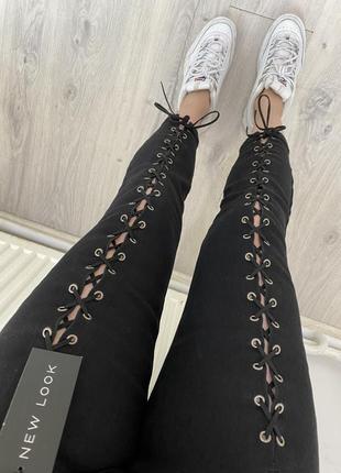 Крутые джинсы на переплетах new look