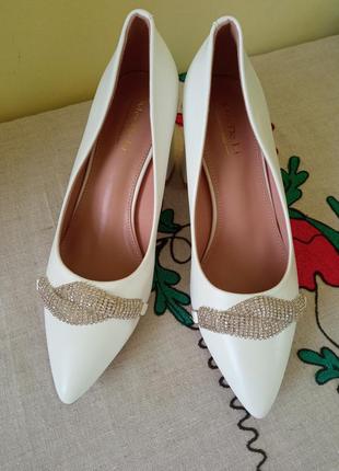 Жіноче взуття/ нові туфлі білі весільні, розмір від 37 по 40