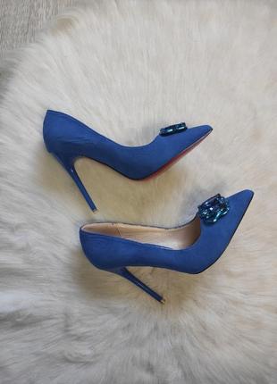Синие голубые замшевые туфли лодочки на каблуке шпилька камнями украшением красной италия3 фото