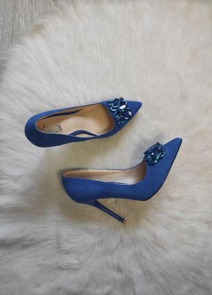 Синие голубые замшевые туфли лодочки на каблуке шпилька камнями украшением красной италия5 фото
