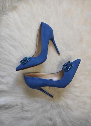 Синие голубые замшевые туфли лодочки на каблуке шпилька камнями украшением красной италия2 фото