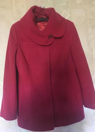 Пальто жіноче,дуже гарного кольору,розмір 42-44.
