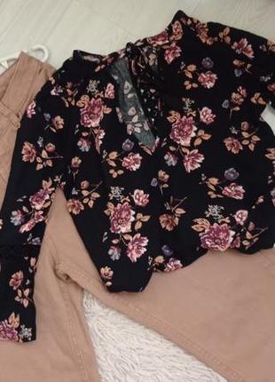Блуза з квітами.1 фото