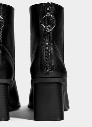 Стильные туфли bershka, черного цвета на удобных каблуках2 фото