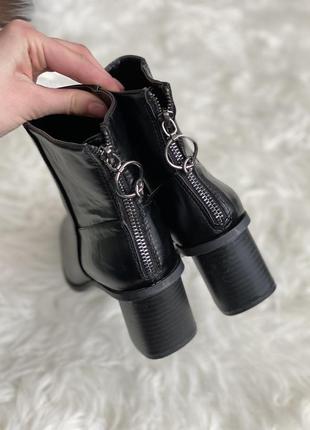 Стильные туфли bershka, черного цвета на удобных каблуках4 фото