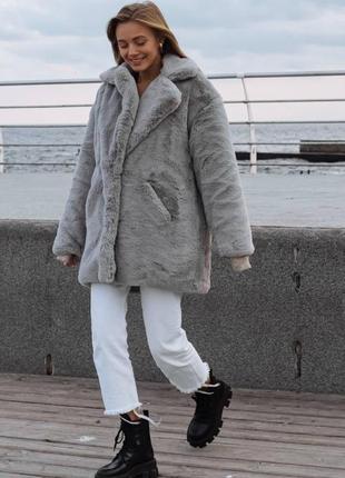 Теплая плюшевая укороченная шубка утеплённая с подкладкой шуба с лацканами меховый пиджак пальто полушубок эко мех кролик белая серая