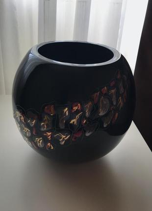 Керамическая объемная черная ваза ручной работы
