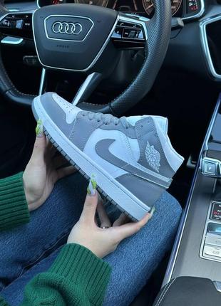 Зимние женские кроссовки nike air jordan 1 player silver gray white fur