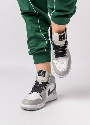 Зимние женские кроссовки nike air jordan 1 player gray white black fur6 фото
